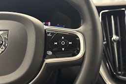 punainen Volvo XC60 2023 kuva 14.