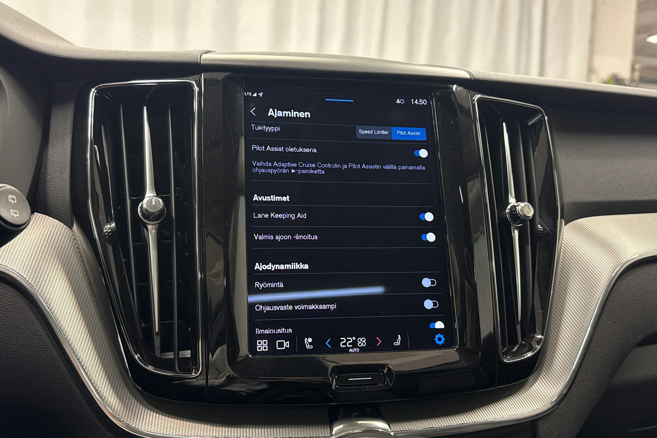 punainen Volvo XC60 2023 kuva 16.