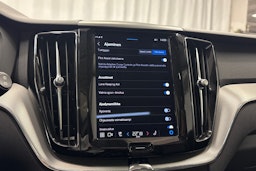 punainen Volvo XC60 2023 kuva 16.