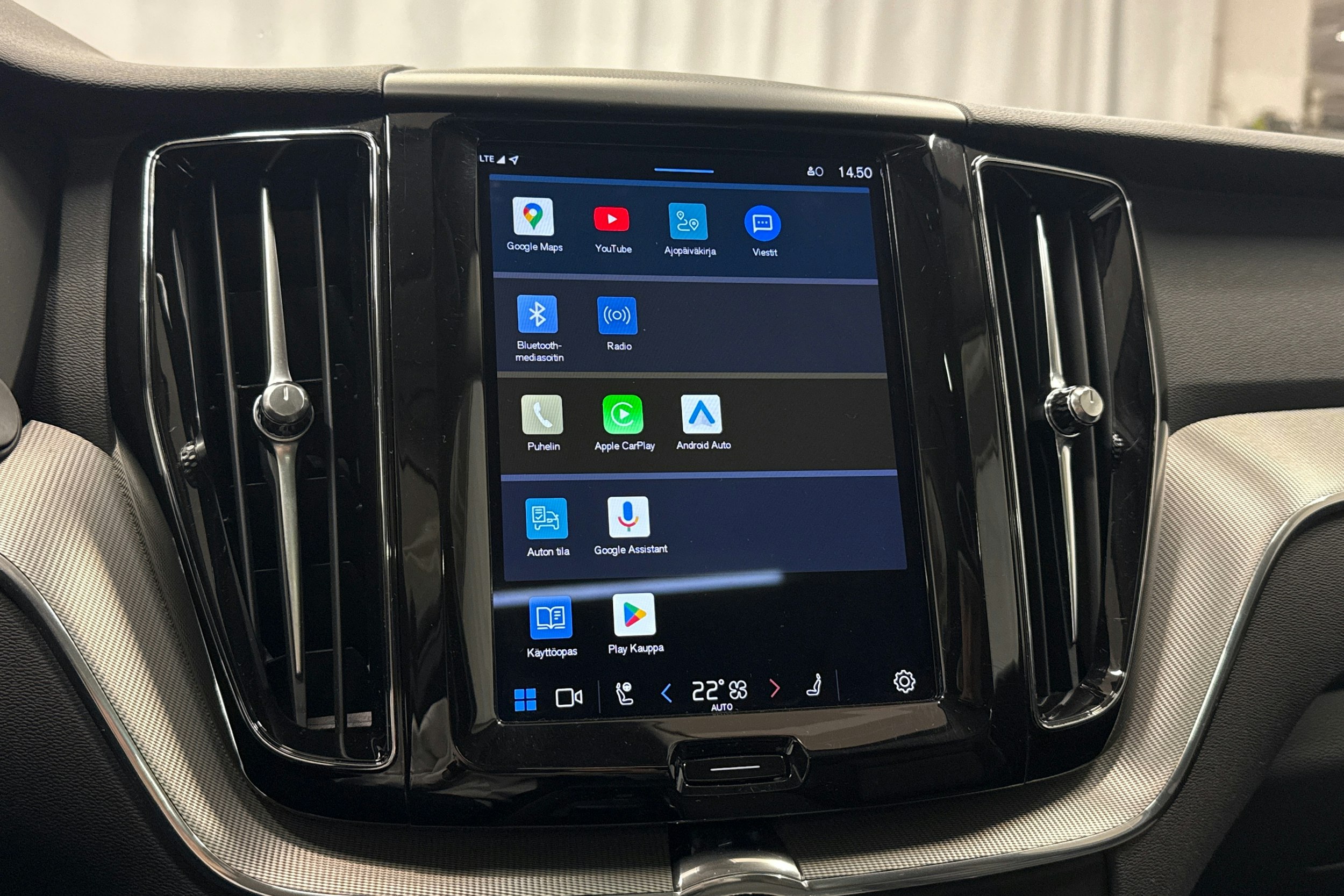 punainen Volvo XC60 2023 kuva 17.