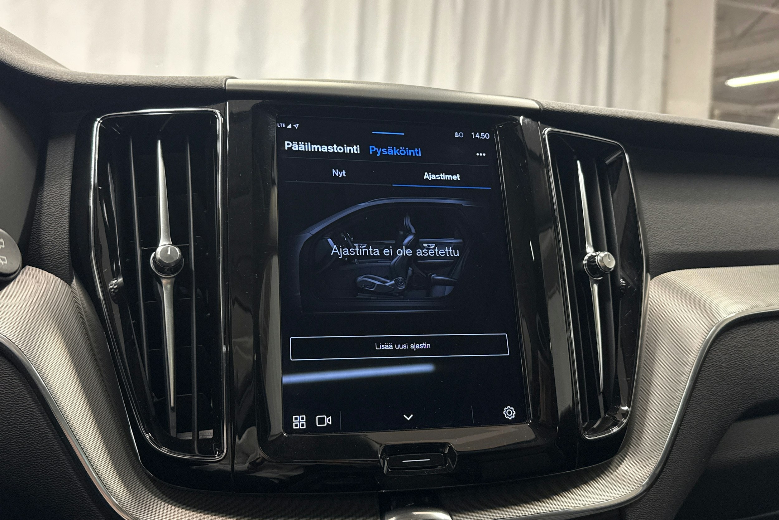 punainen Volvo XC60 2023 kuva 18.