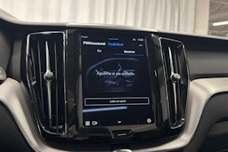 punainen Volvo XC60 2023 kuva 18.