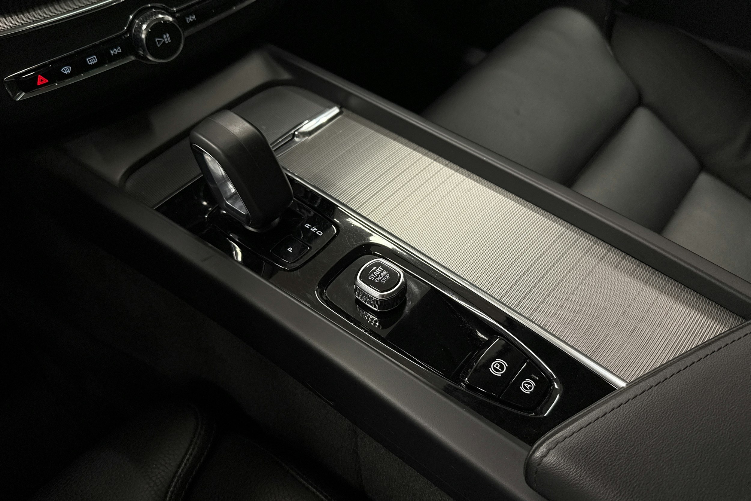 punainen Volvo XC60 2023 kuva 19.