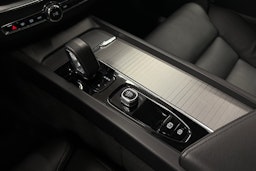 punainen Volvo XC60 2023 kuva 19.