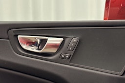 punainen Volvo XC60 2023 kuva 20.