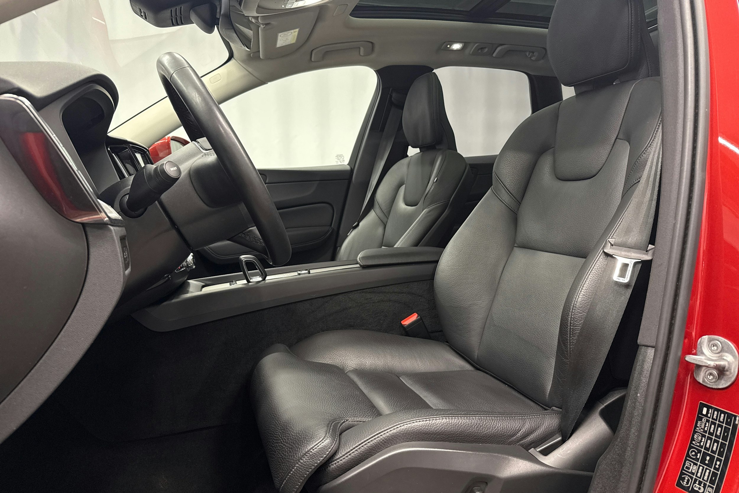 punainen Volvo XC60 2023 kuva 21.