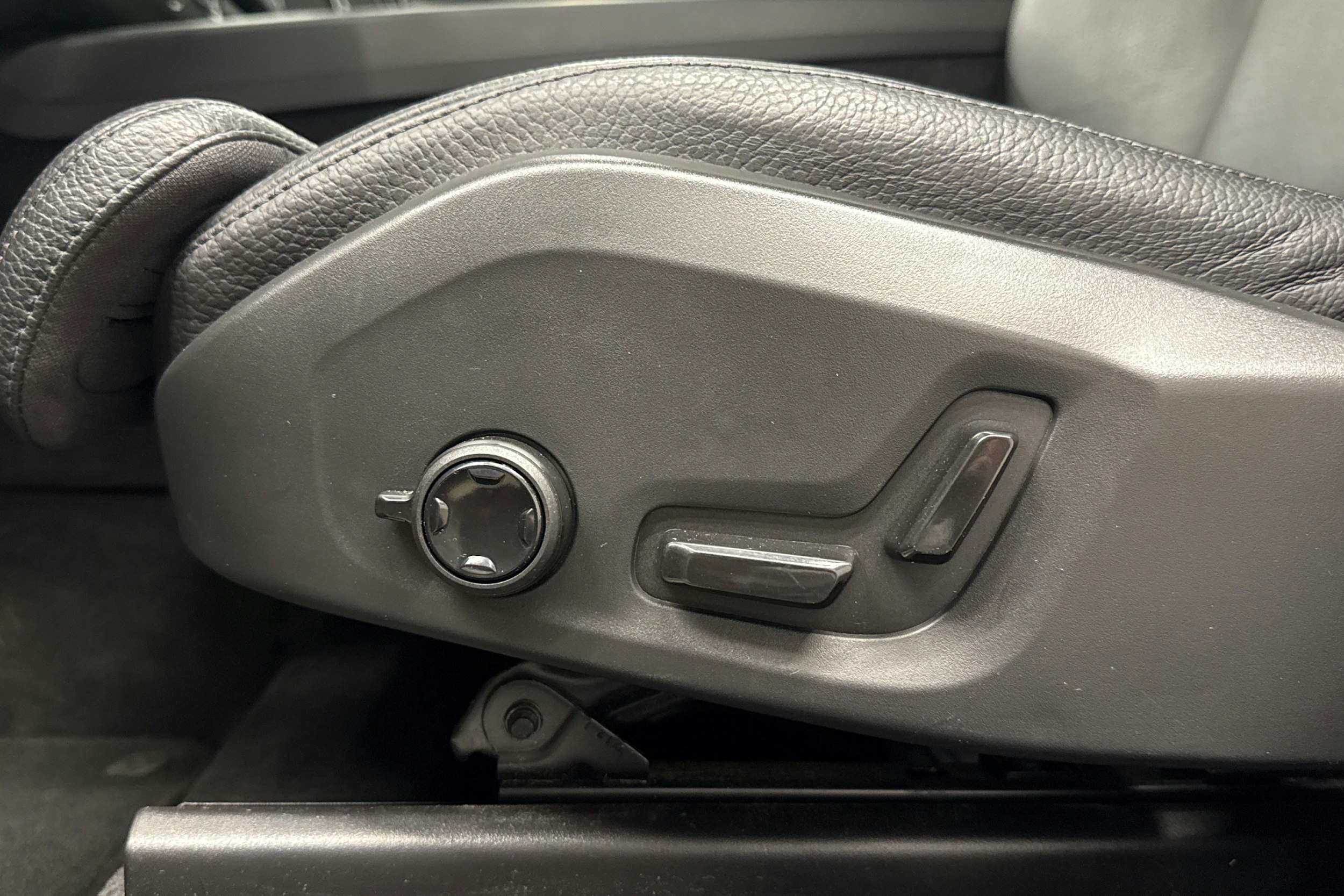 punainen Volvo XC60 2023 kuva 22.