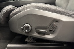 punainen Volvo XC60 2023 kuva 22.