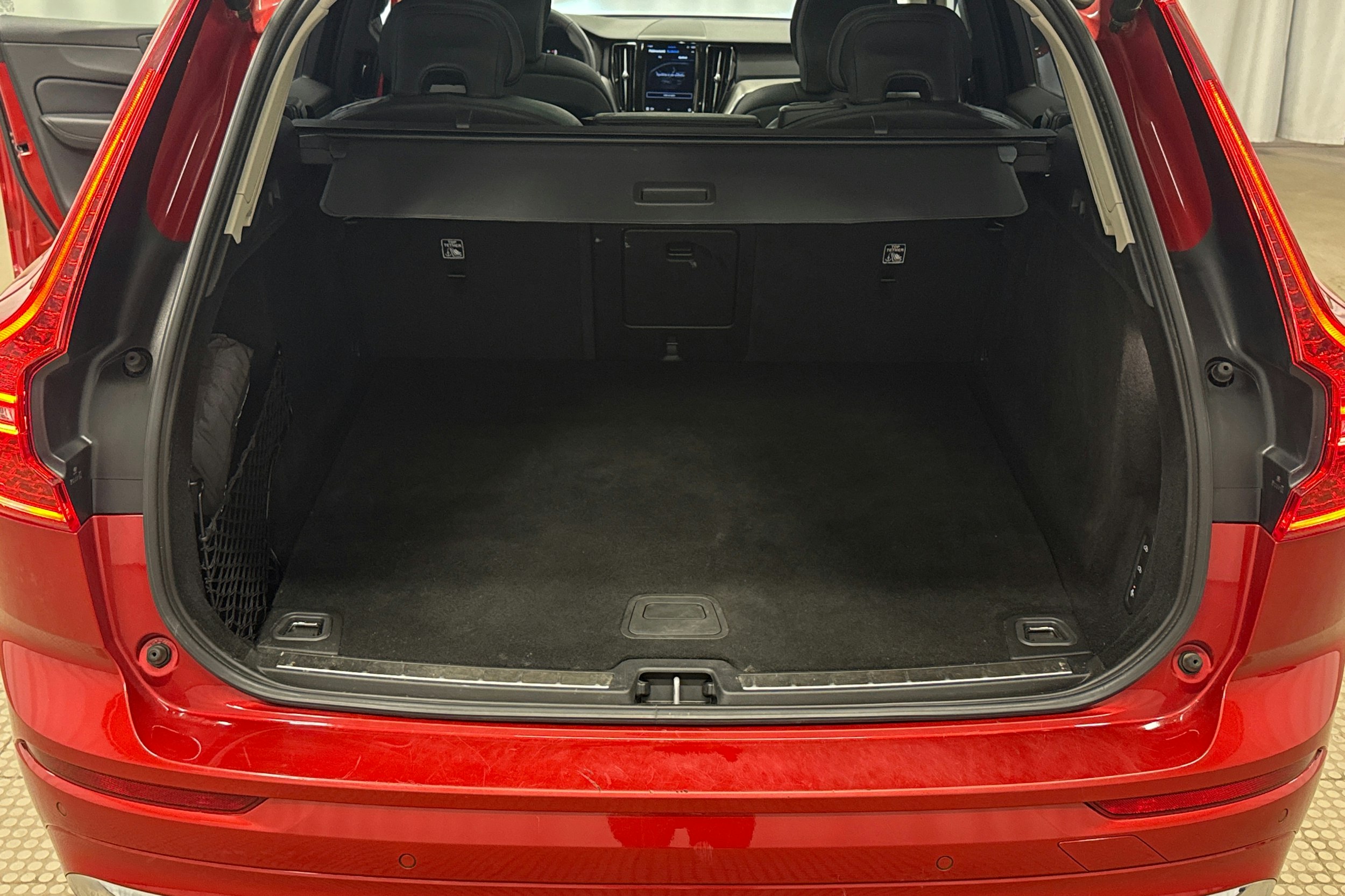 punainen Volvo XC60 2023 kuva 23.