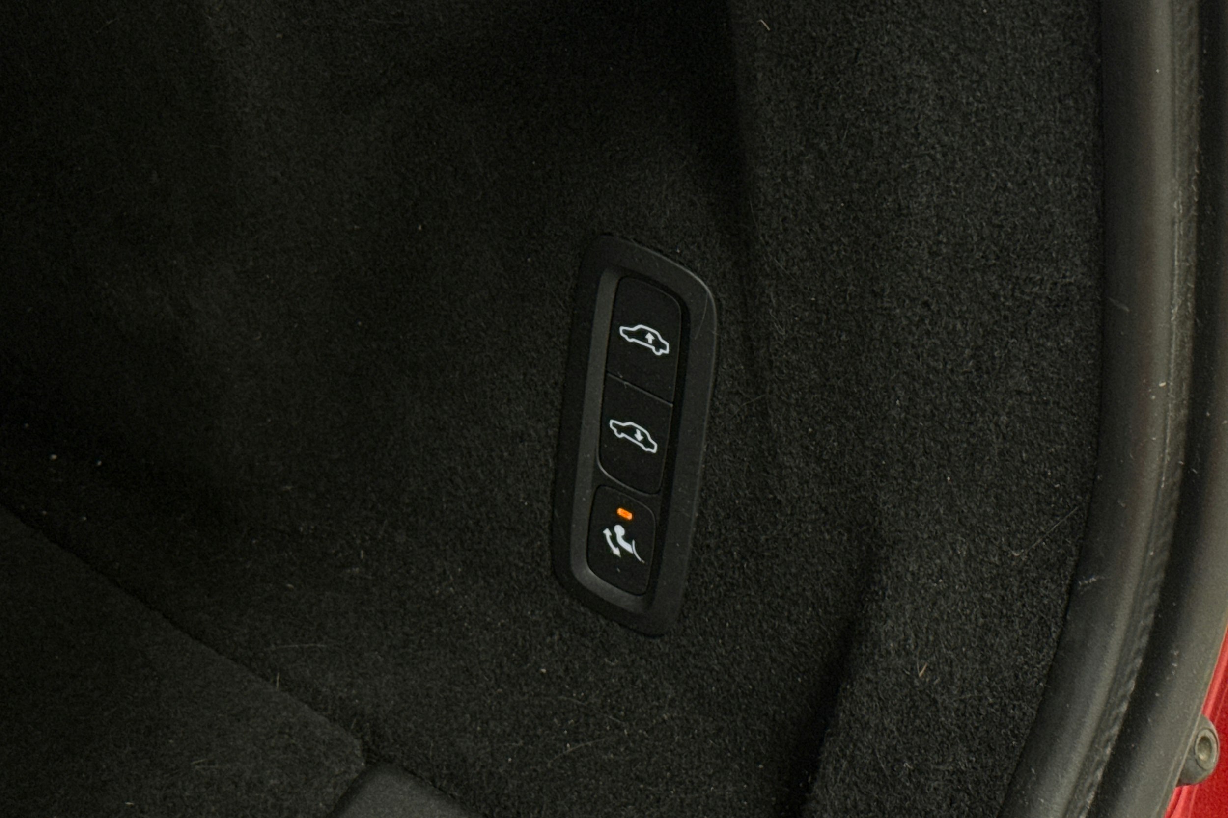 punainen Volvo XC60 2023 kuva 24.