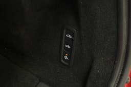 punainen Volvo XC60 2023 kuva 24.