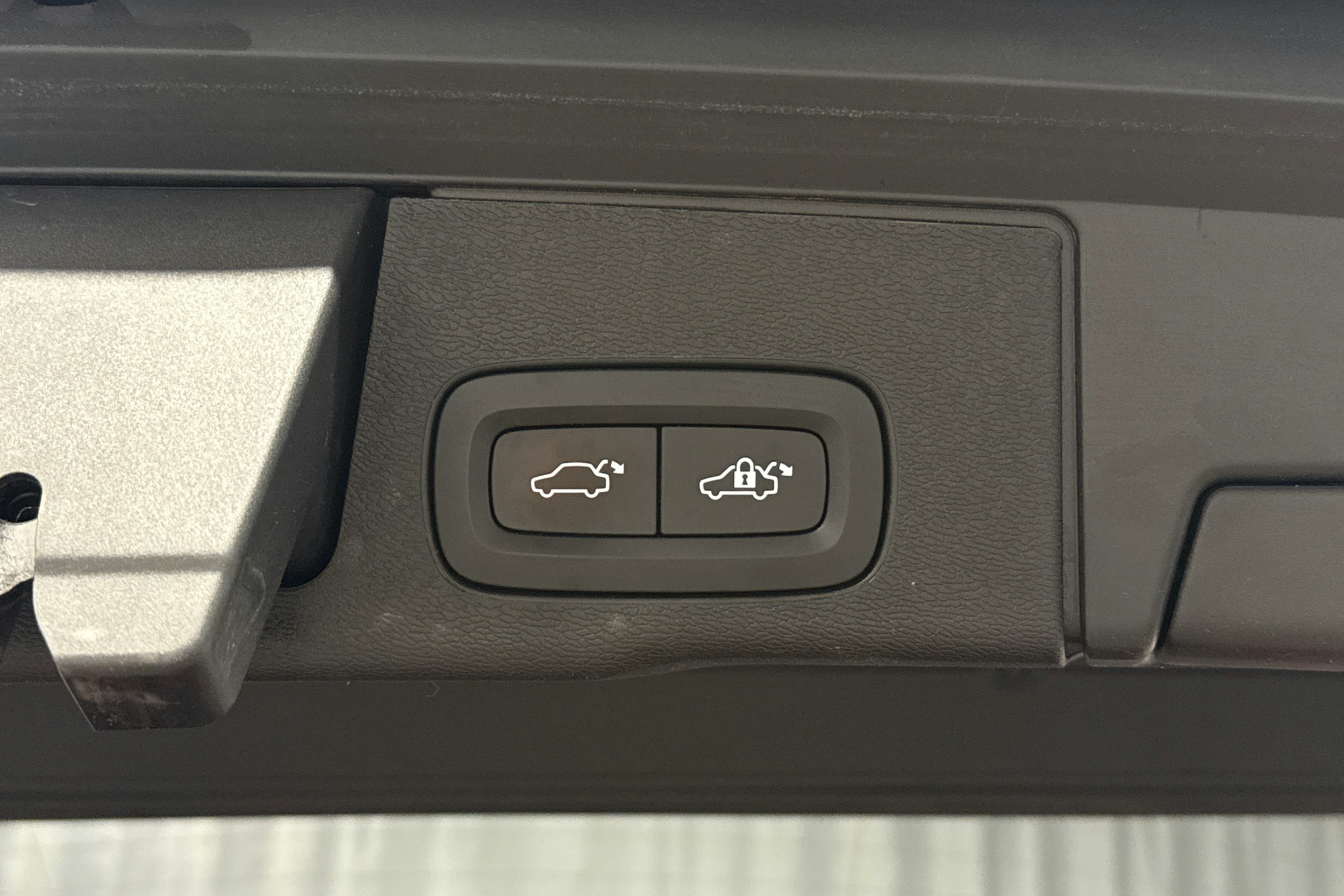 punainen Volvo XC60 2023 kuva 25.