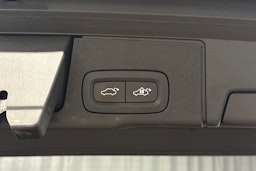 punainen Volvo XC60 2023 kuva 25.