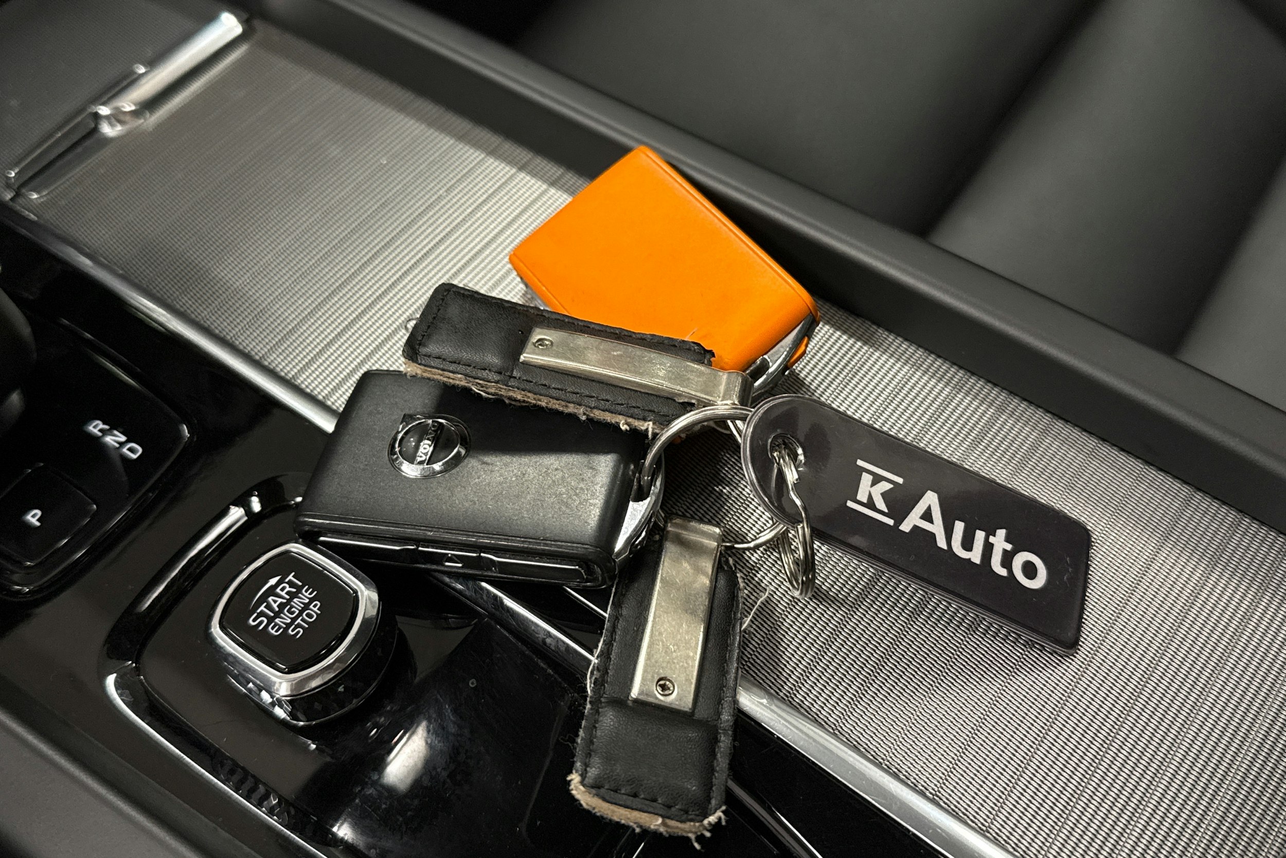 punainen Volvo XC60 2023 kuva 26.