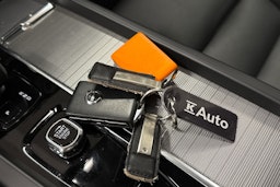 punainen Volvo XC60 2023 kuva 26.