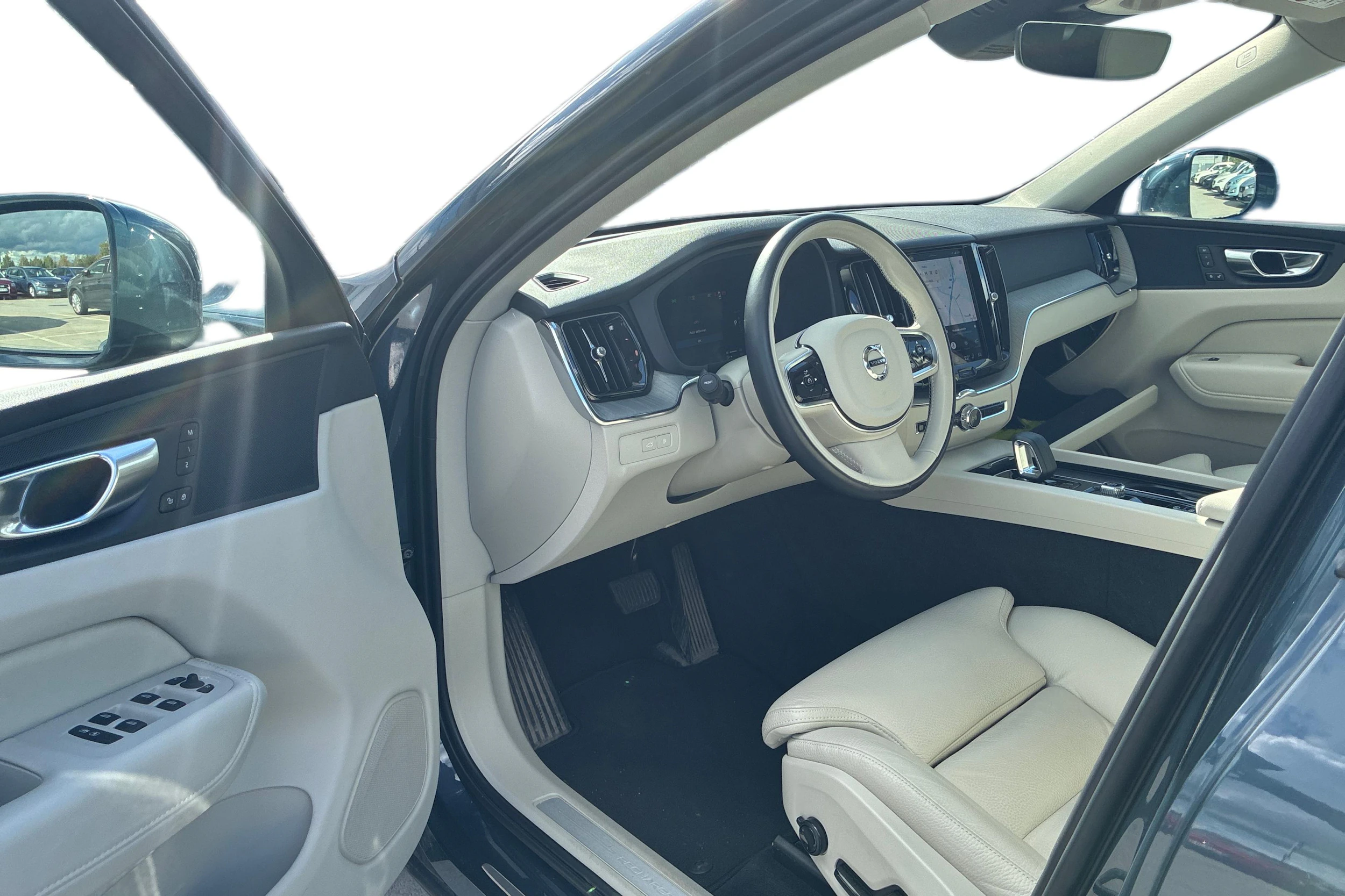 Sininen Volvo XC60 2023 kuva 3.