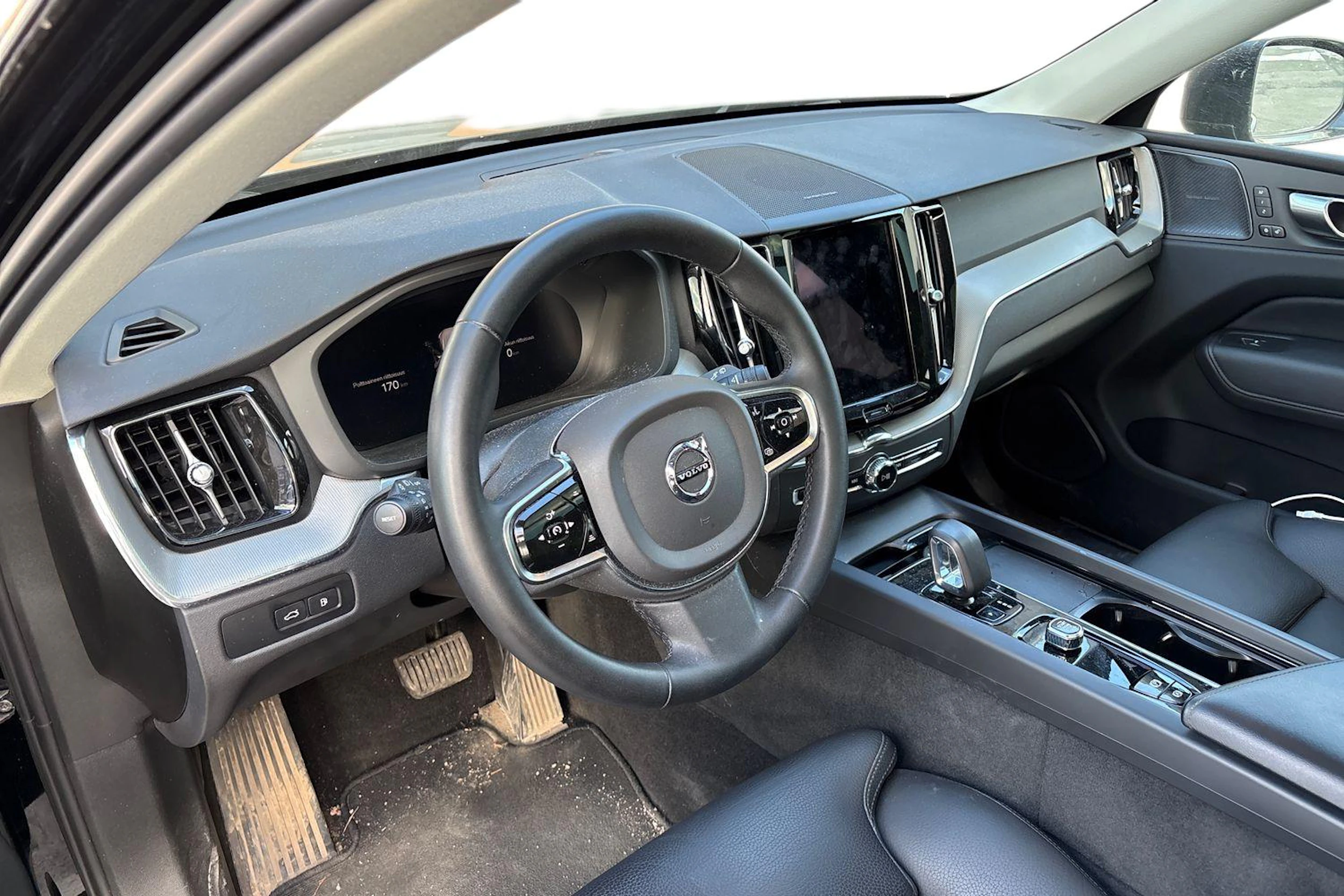 musta Volvo XC60 2023 kuva 3.