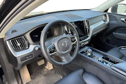 musta Volvo XC60 2023 kuva 3.