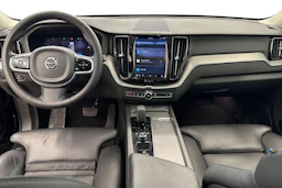 musta Volvo XC60 2023 kuva 7.