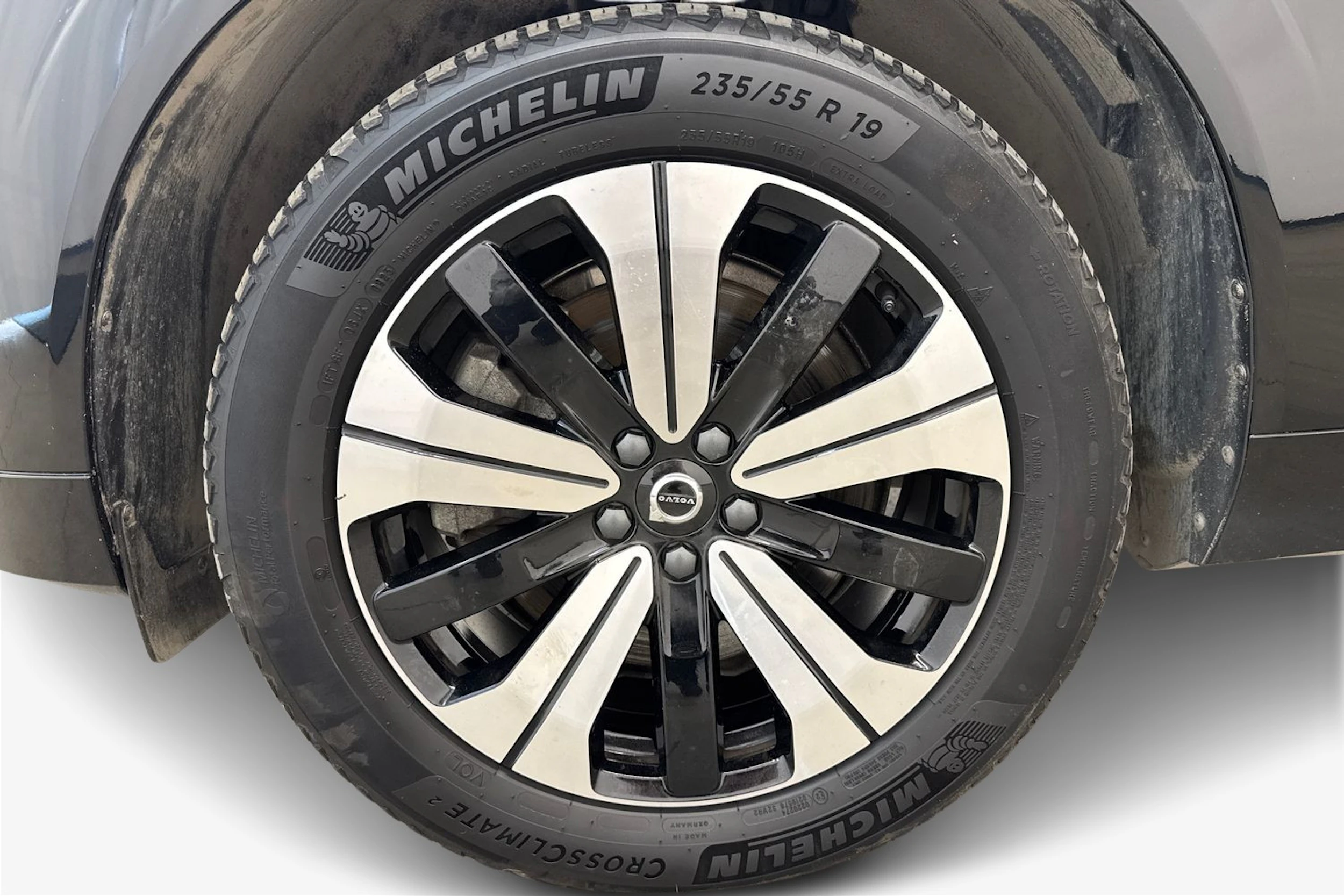 musta Volvo XC60 2023 kuva 9.