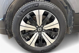 musta Volvo XC60 2023 kuva 9.
