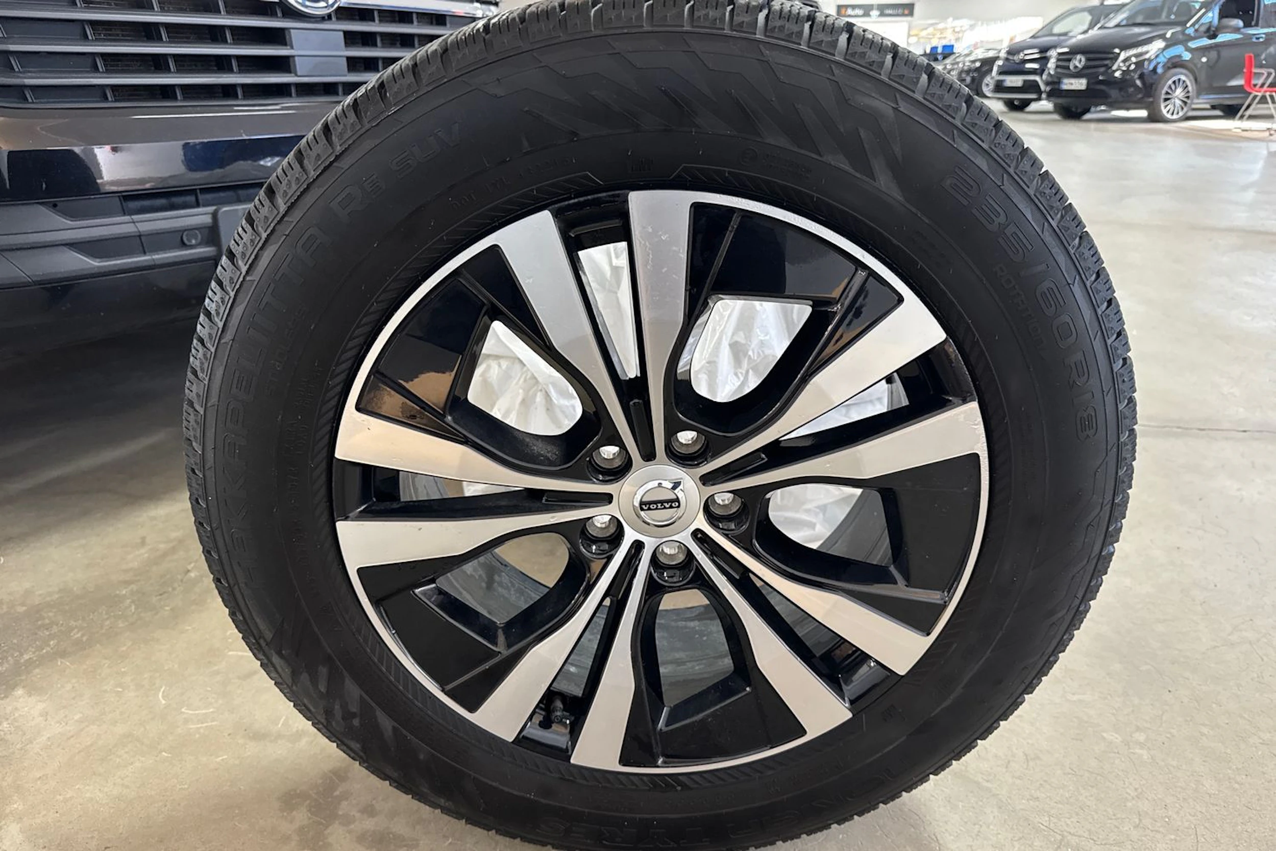 musta Volvo XC60 2023 kuva 10.