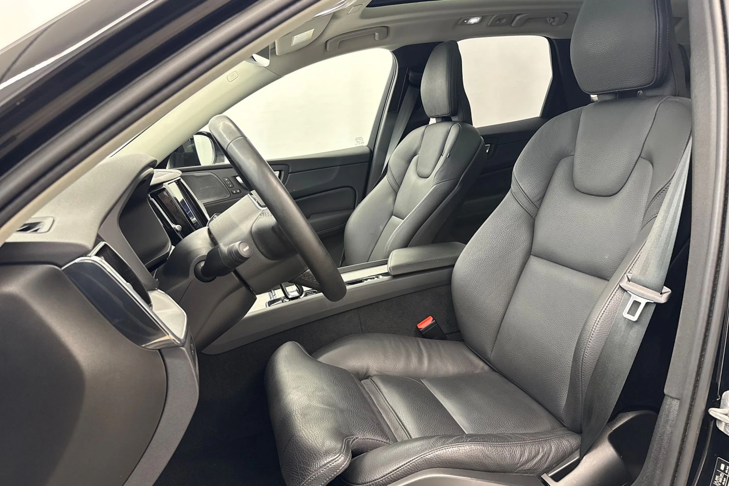 musta Volvo XC60 2023 kuva 14.