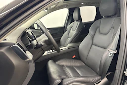 musta Volvo XC60 2023 kuva 14.