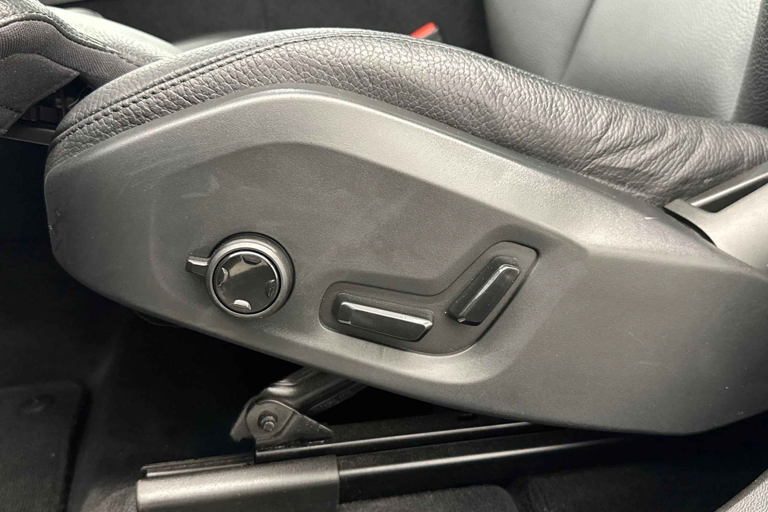 musta Volvo XC60 2023 kuva 15.