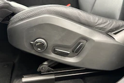 musta Volvo XC60 2023 kuva 15.