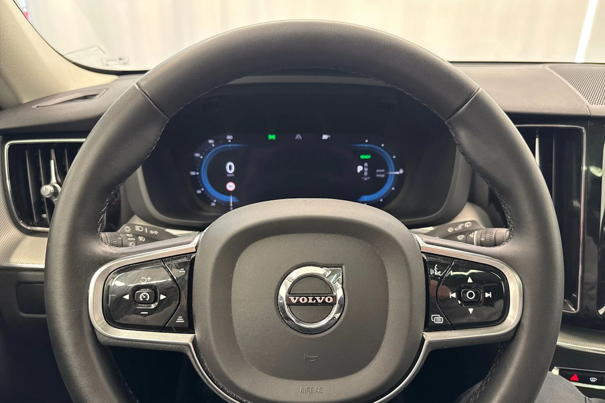musta Volvo XC60 2023 kuva 16.