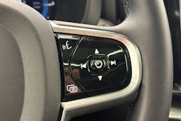 musta Volvo XC60 2023 kuva 18.