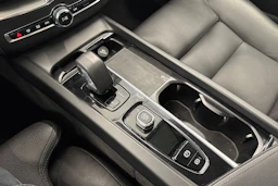 musta Volvo XC60 2023 kuva 21.