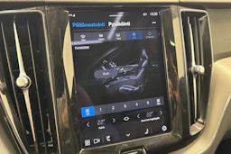 musta Volvo XC60 2023 kuva 22.