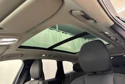 musta Volvo XC60 2023 kuva 28.