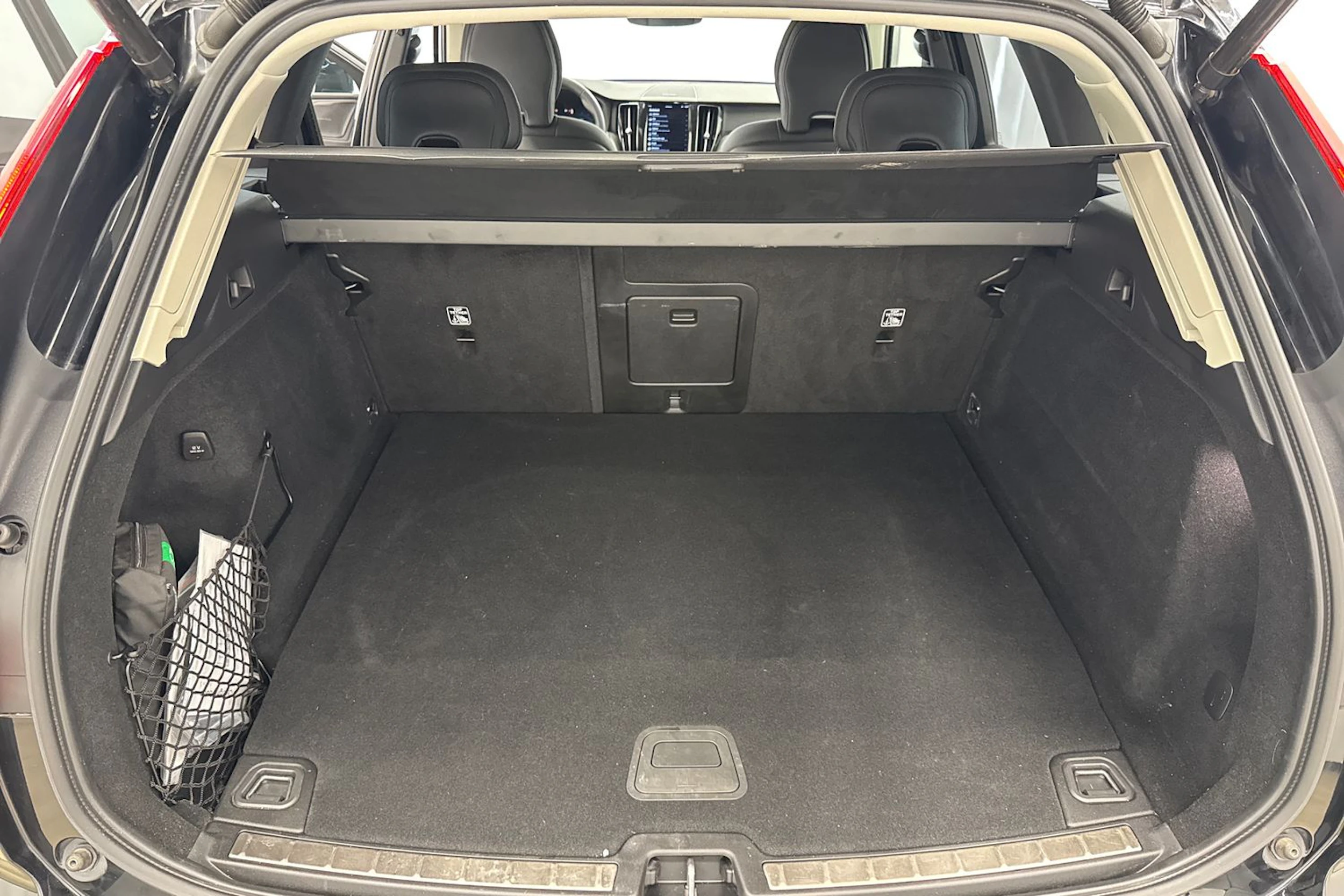 musta Volvo XC60 2023 kuva 32.