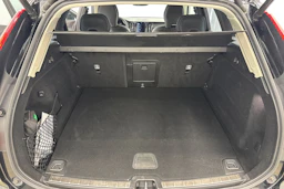 musta Volvo XC60 2023 kuva 32.