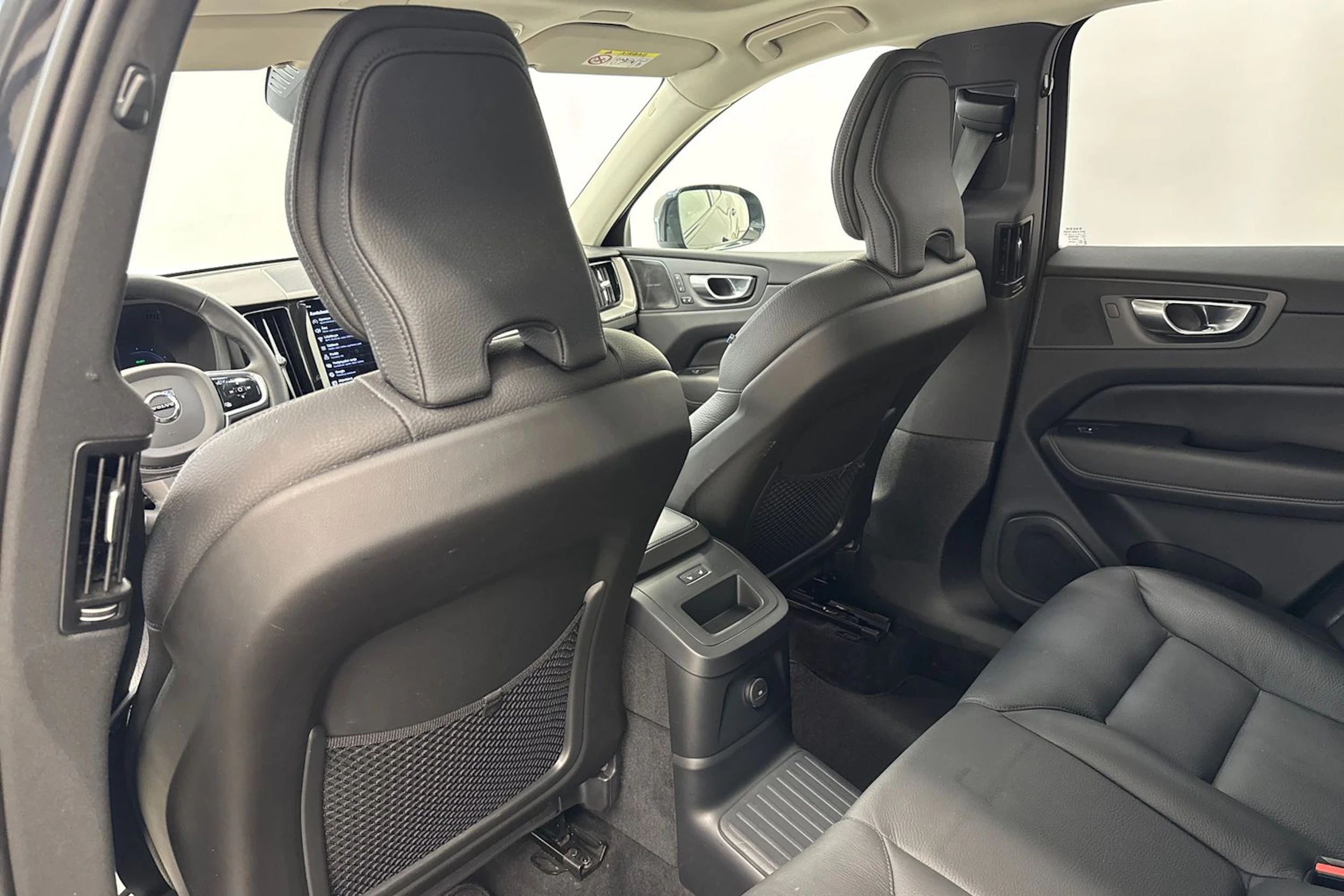 musta Volvo XC60 2023 kuva 34.
