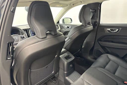 musta Volvo XC60 2023 kuva 34.