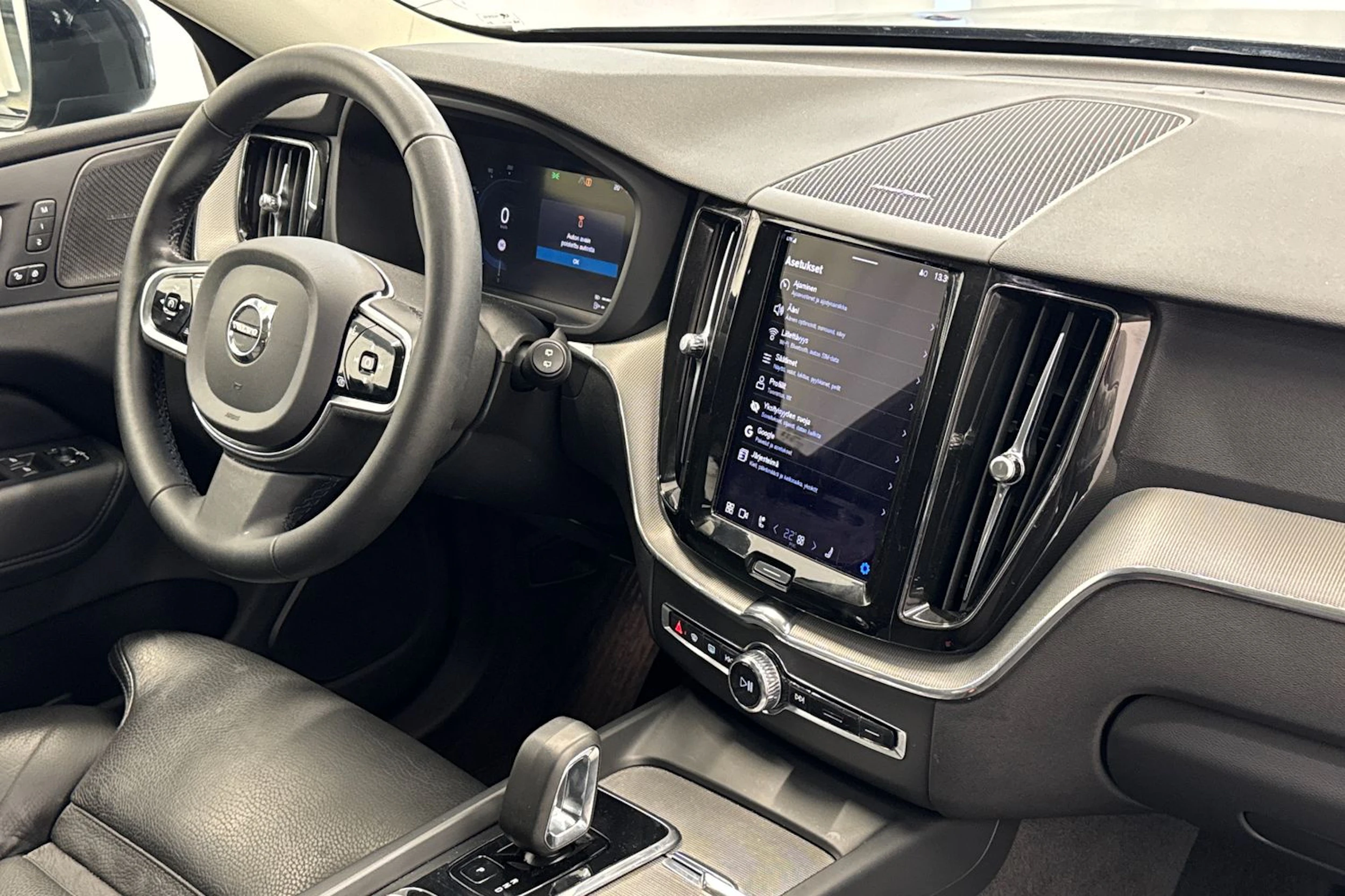musta Volvo XC60 2023 kuva 35.