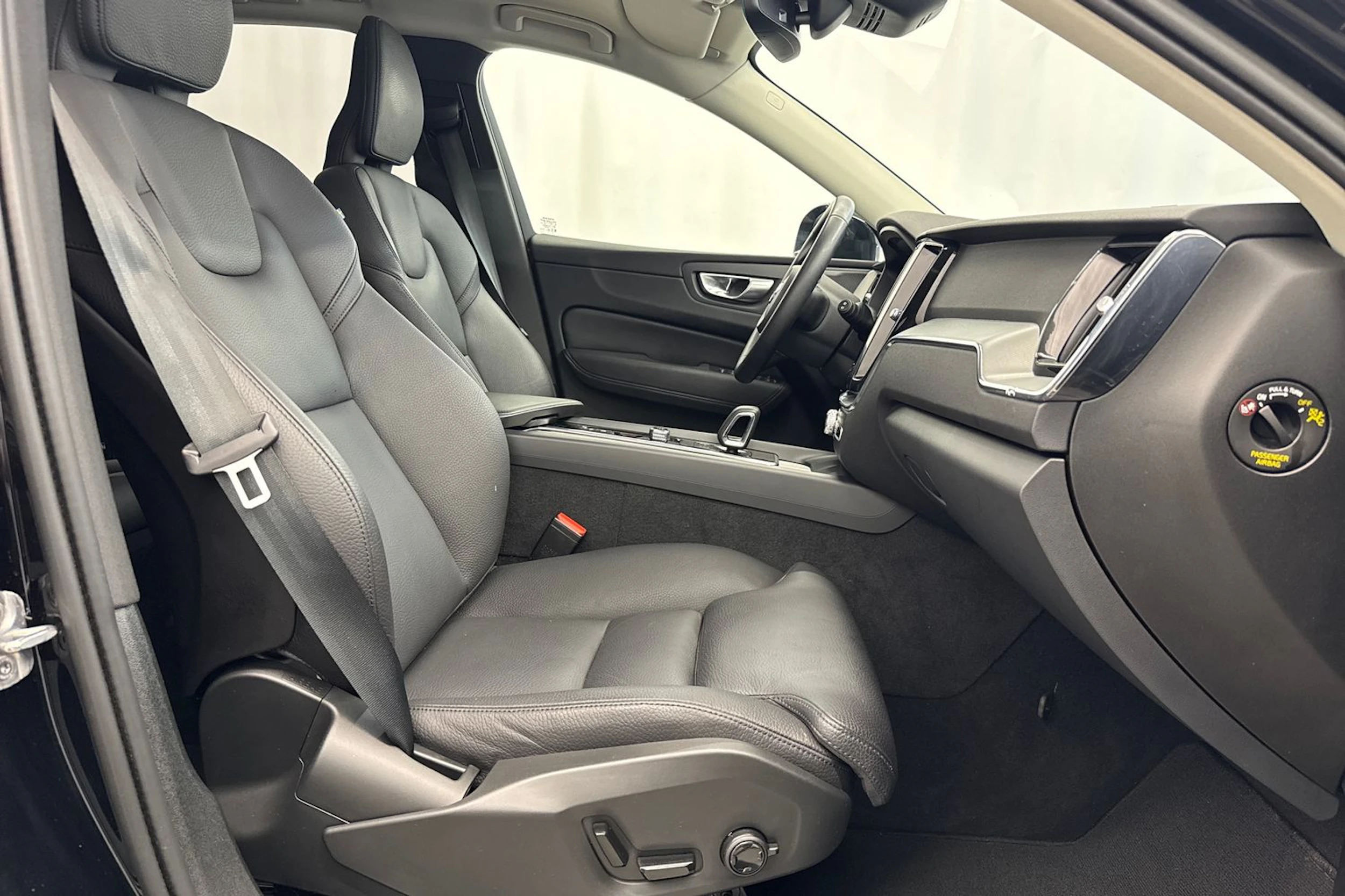 musta Volvo XC60 2023 kuva 36.