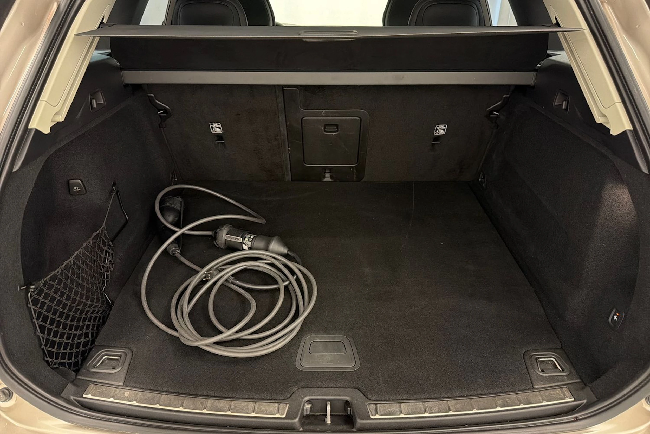 met. ruskea (beige) Volvo XC60 2023 kuva 13.