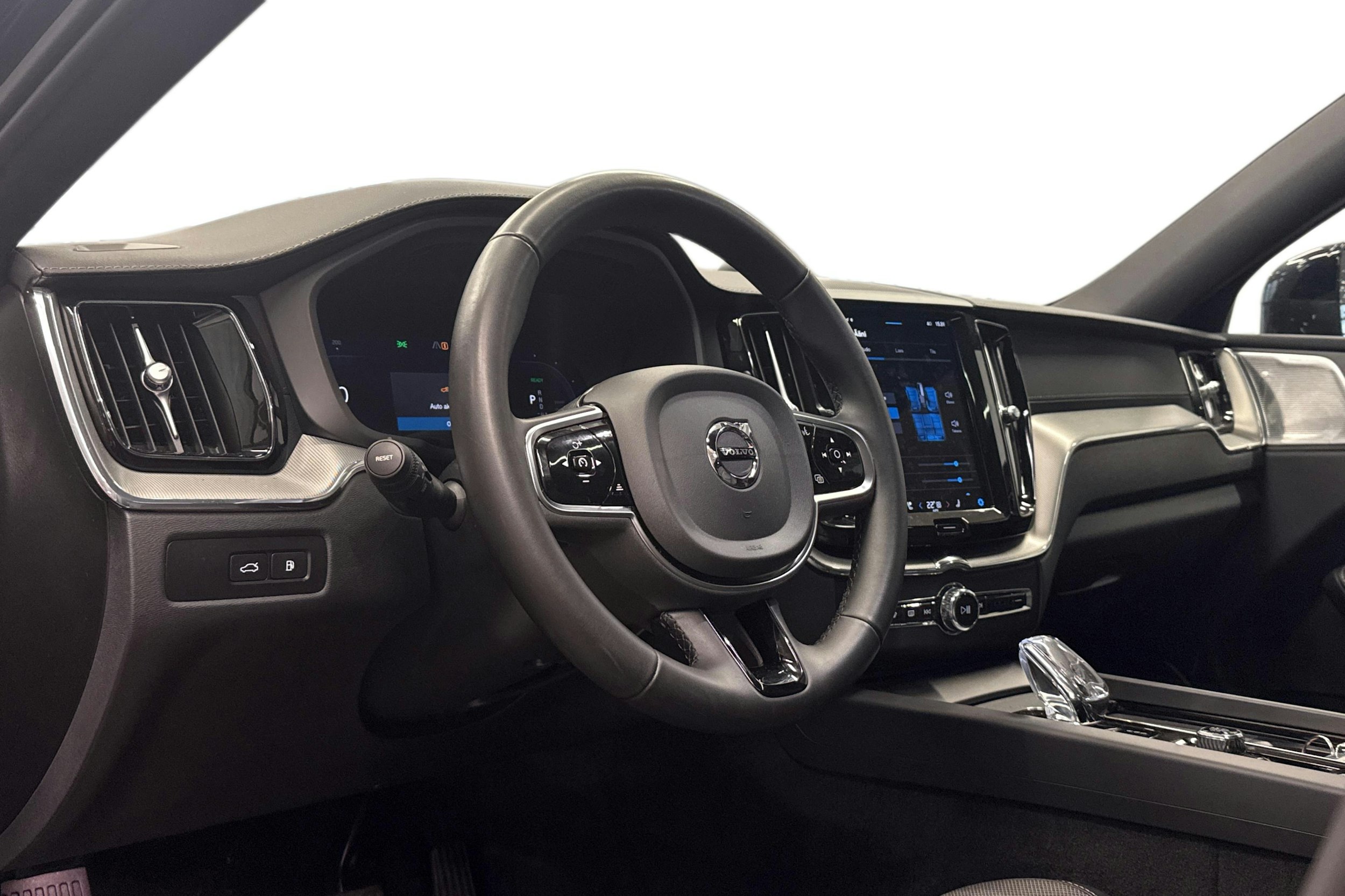 musta Volvo XC60 2023 kuva 3.