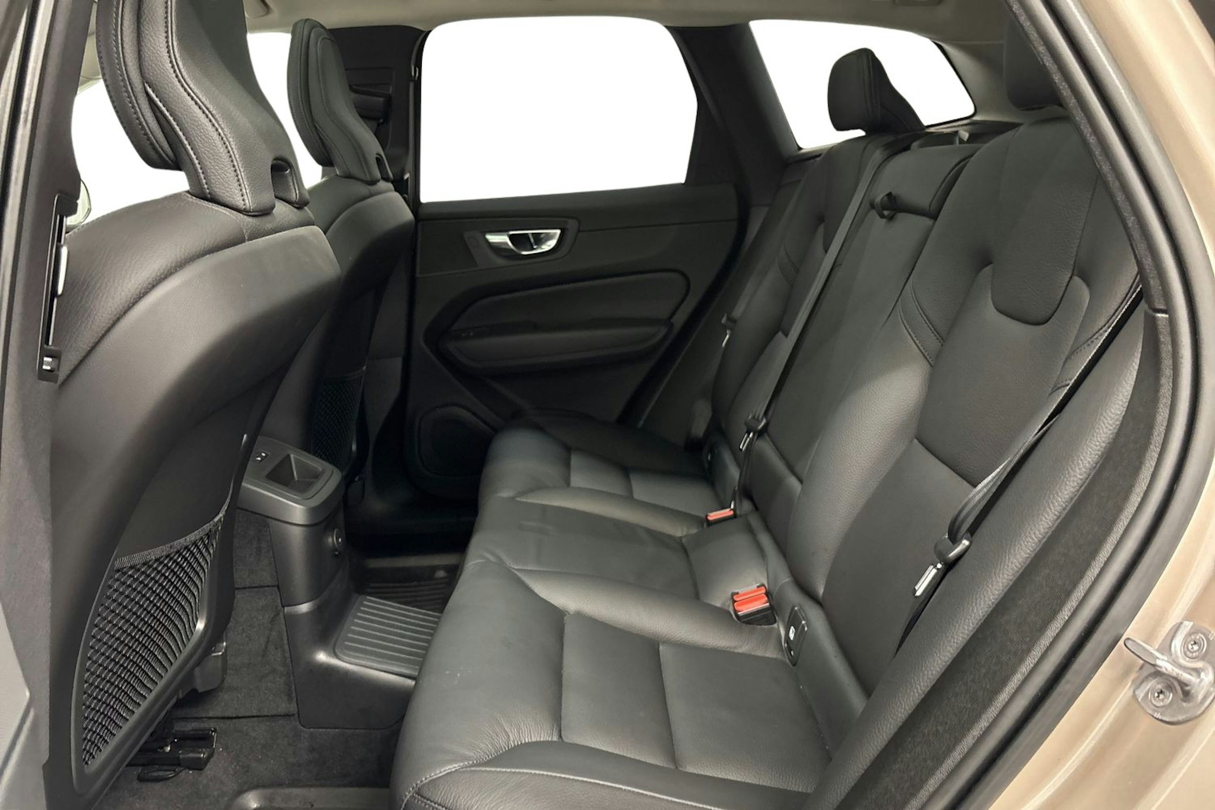 ruskea (beige) Volvo XC60 2023 kuva 10.