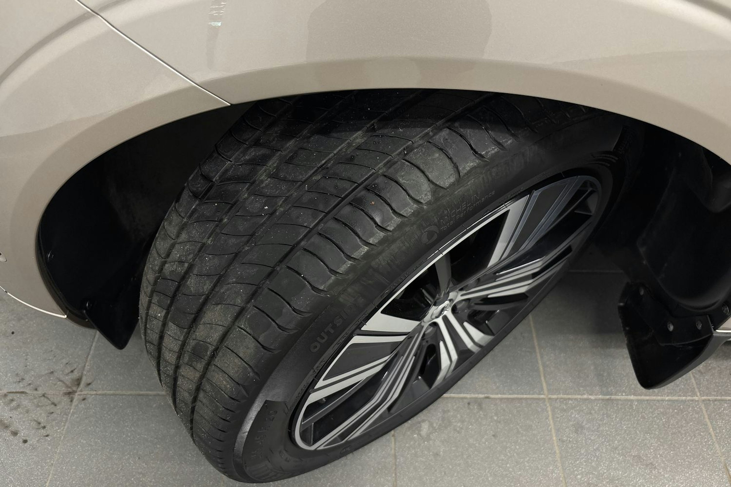 ruskea (beige) Volvo XC60 2023 kuva 13.