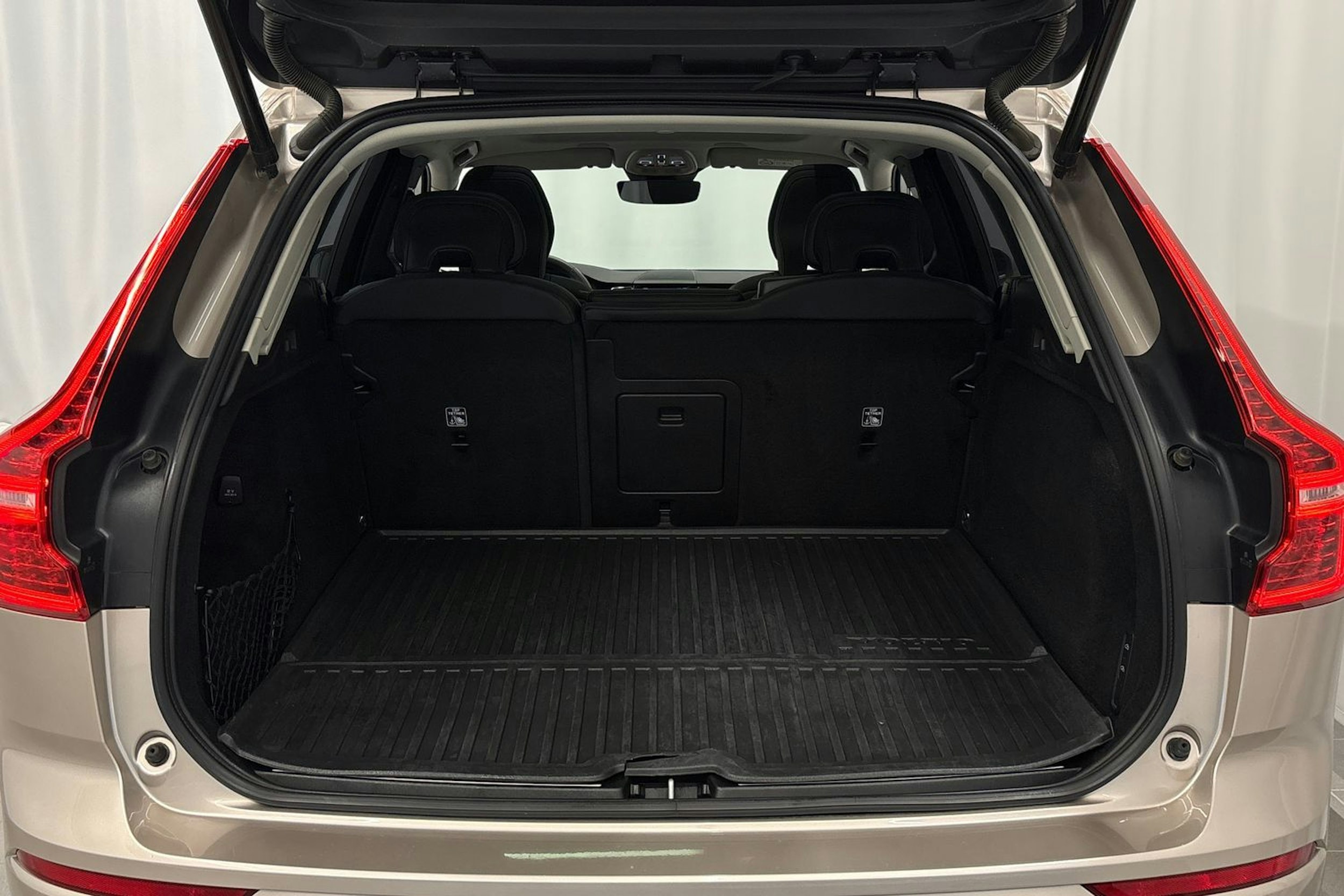 ruskea (beige) Volvo XC60 2023 kuva 16.