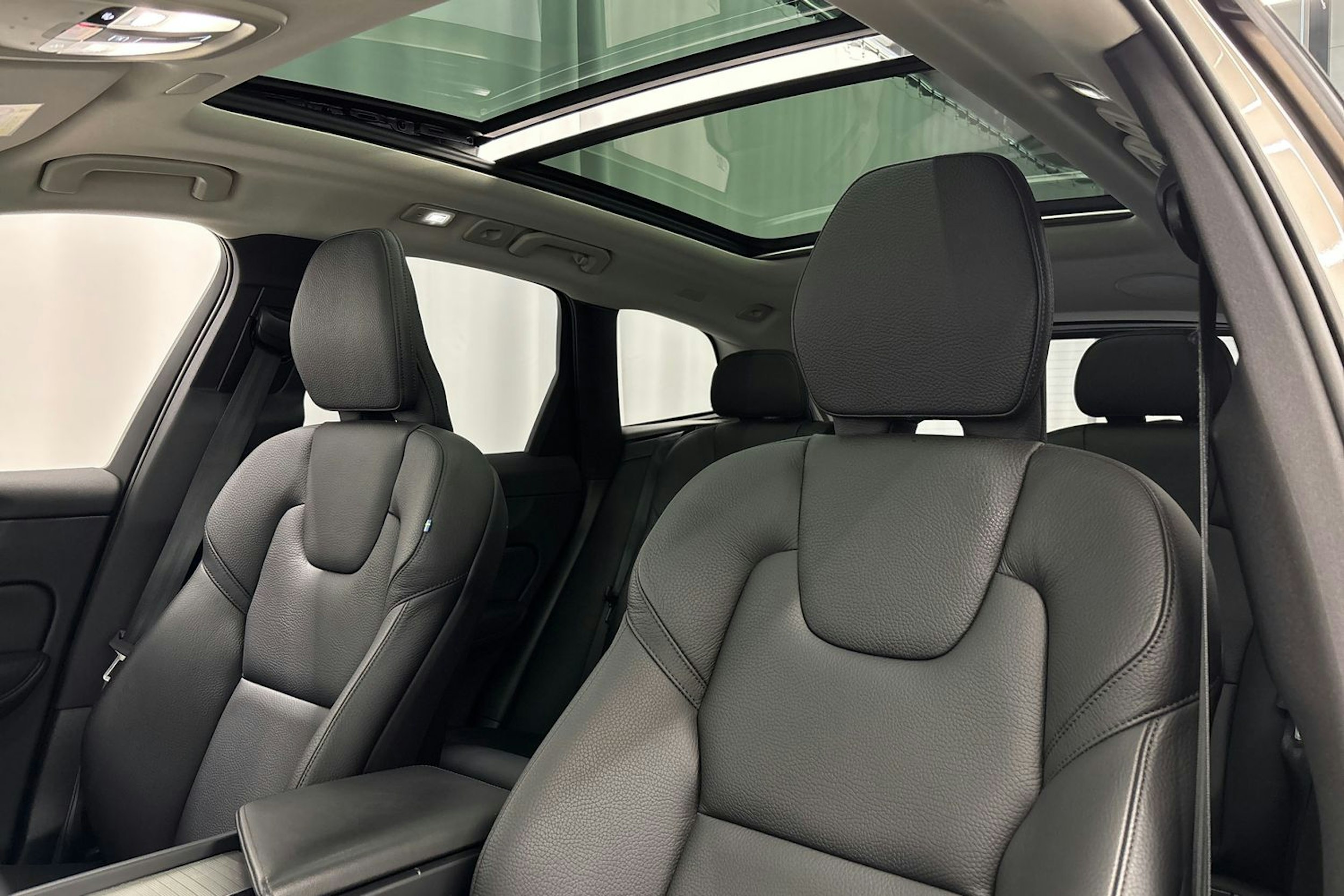 ruskea (beige) Volvo XC60 2023 kuva 33.
