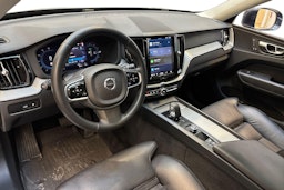 sininen Volvo XC60 2023 kuva 7.