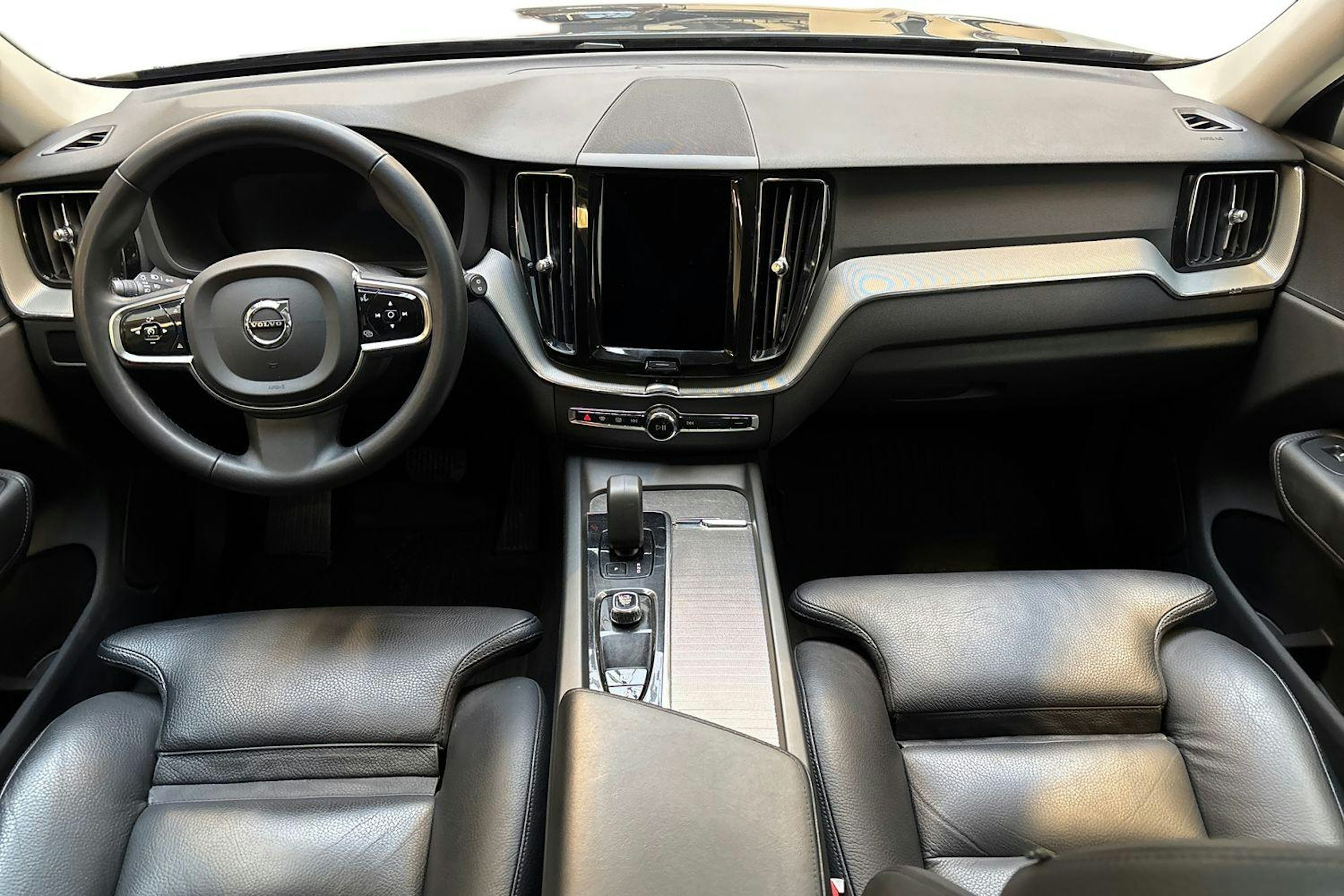 sininen Volvo XC60 2023 kuva 9.