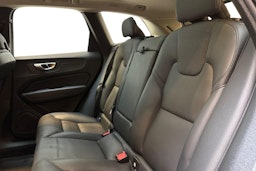 sininen Volvo XC60 2023 kuva 10.